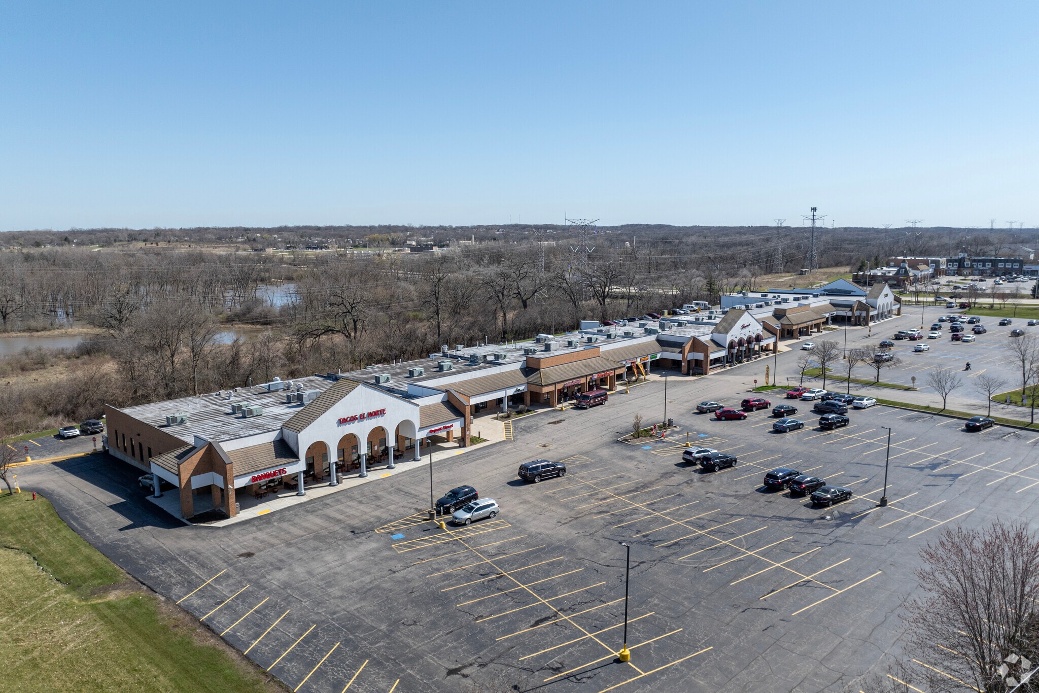 401 N Riverside Dr, Gurnee, IL for lease Primary Photo- Image 1 of 24