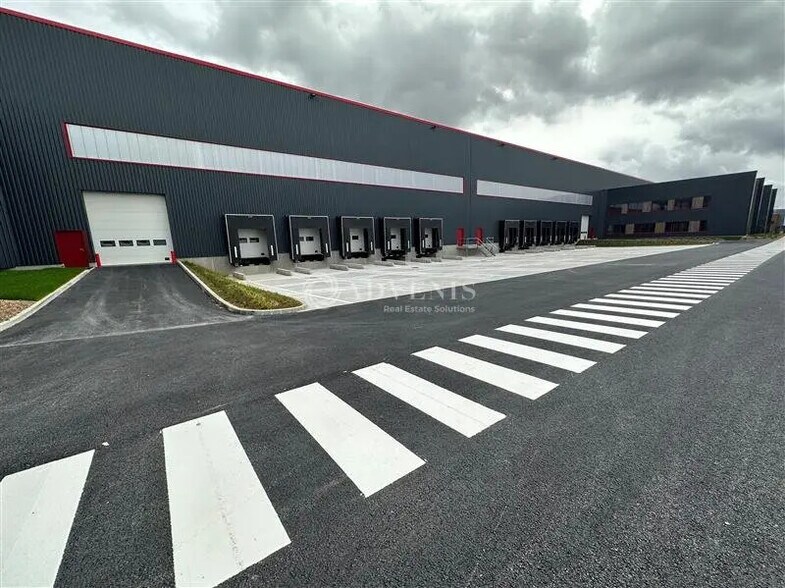 Industrial in Le Thillay for lease - Building Photo - Image 1 of 12