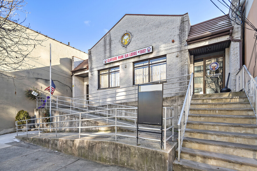 526 Anderson Ave, Cliffside Park, NJ for sale - Primary Photo - Image 1 of 27