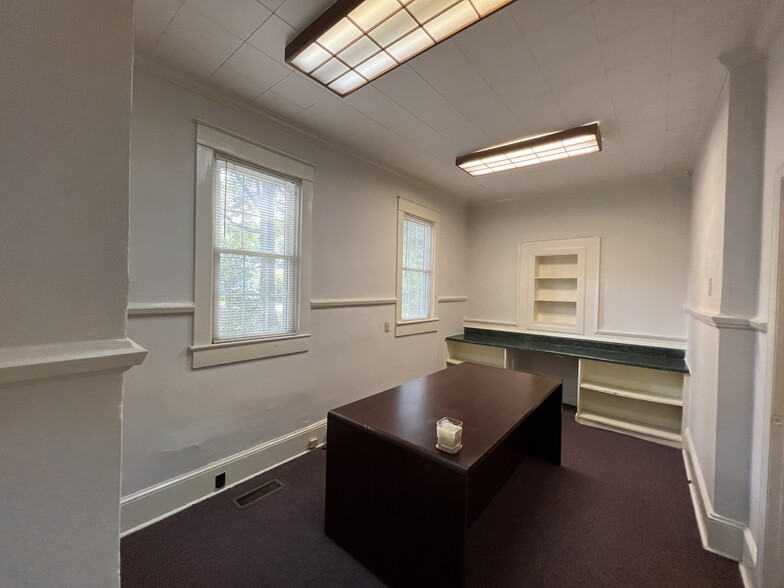 805 N Mecklenburg Ave, South Hill, VA for lease - Interior Photo - Image 3 of 9