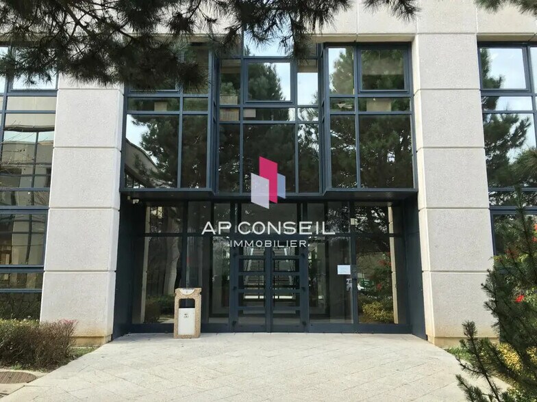 Office in Guyancourt for lease - Building Photo - Image 3 of 9