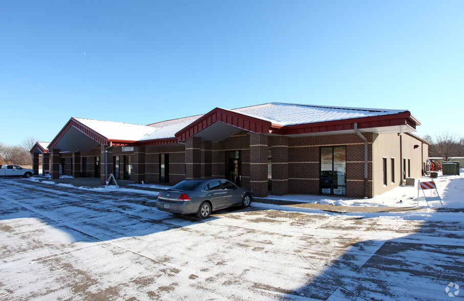 5500 NW Johnston Dr, Johnston, IA for lease - Primary Photo - Image 1 of 14