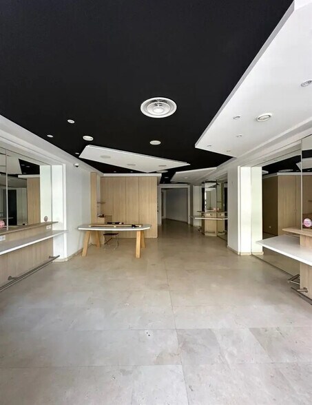 Retail in Paris for sale - Interior Photo - Image 1 of 4