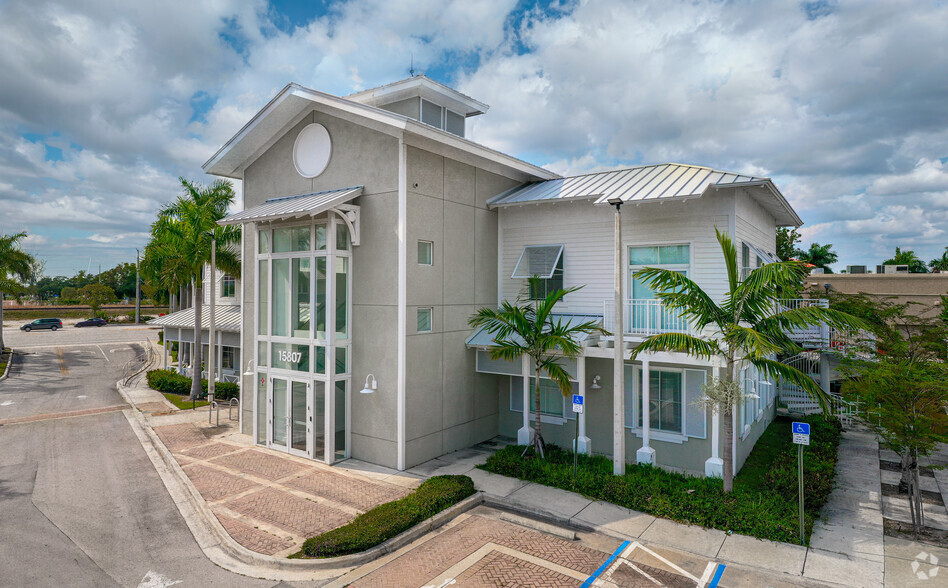 15801 Biscayne Blvd, Aventura, FL for lease - Building Photo - Image 1 of 15