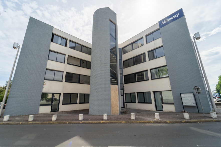 Flex in Évry for lease - Aerial - Image 1 of 2