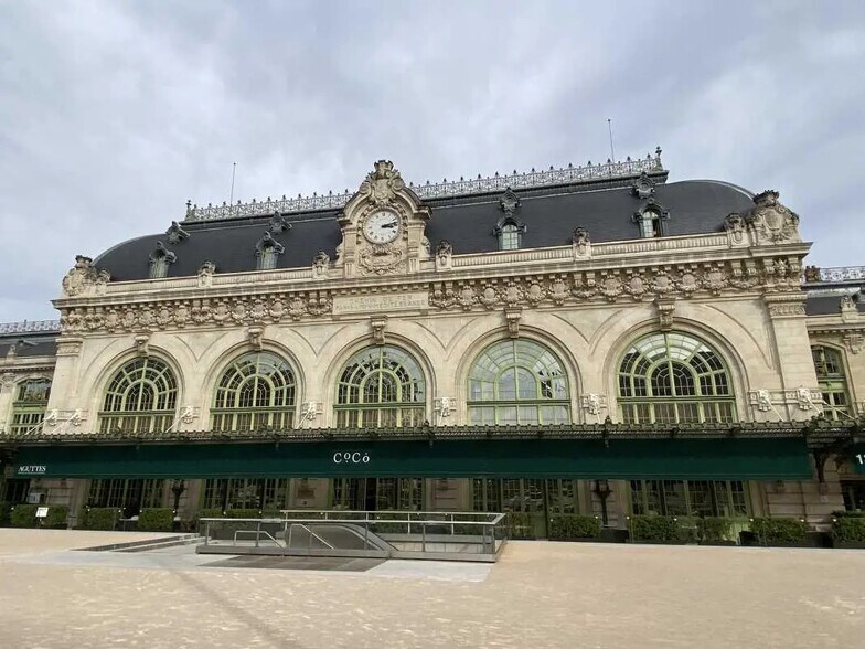 Office in Lyon for lease - Building Photo - Image 1 of 24