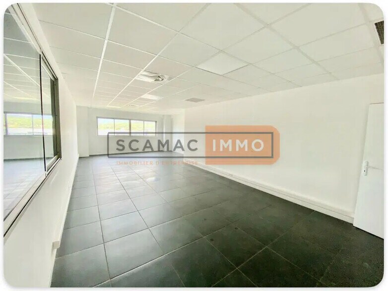 Office in Fréjus for lease - Interior Photo - Image 1 of 5