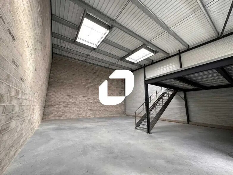 Flex in Beychac-et-Caillau for lease - Building Photo - Image 2 of 7