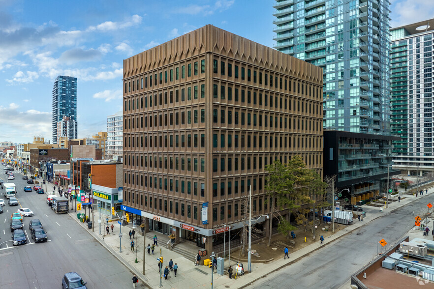 2323 Yonge St, Toronto, ON for lease - Building Photo - Image 2 of 5