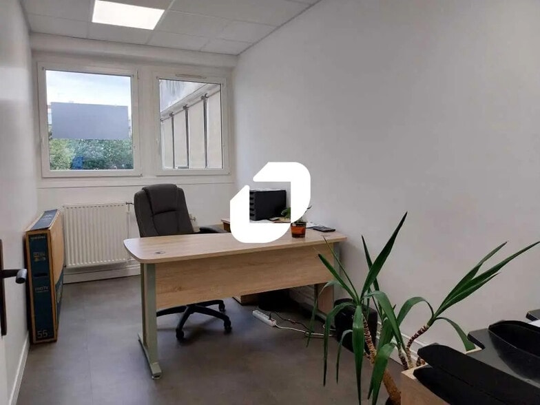 5-7 Allée Du Bourbonnais, Maurepas for lease - Interior Photo - Image 3 of 9