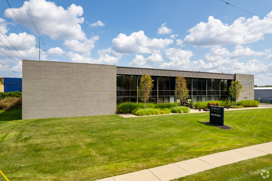 600 W Maple Rd, Troy, MI for lease - Building Photo - Image 1 of 5