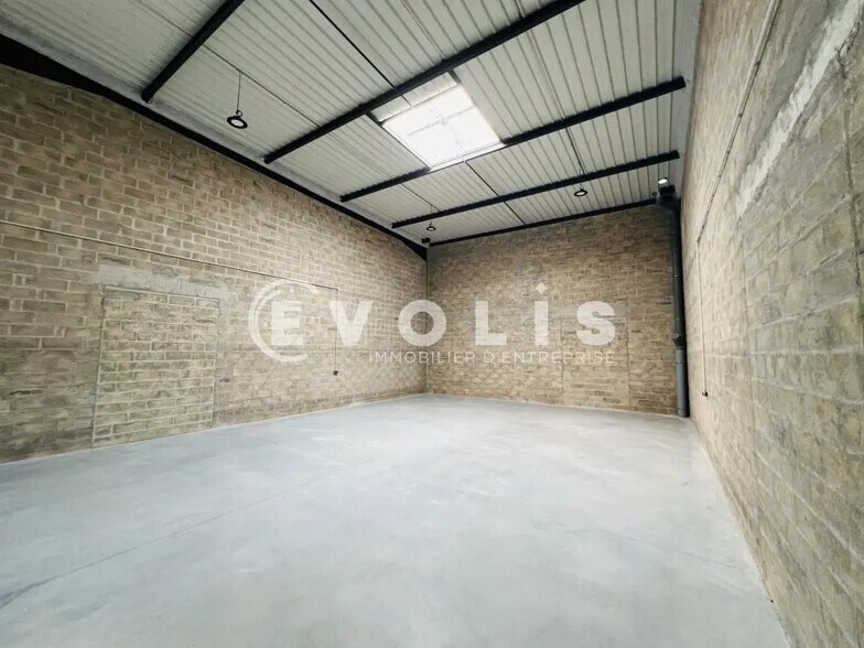 Flex in Lieusaint for lease - Interior Photo - Image 3 of 6