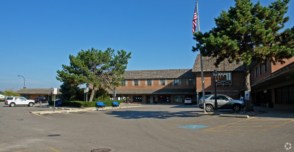 100-130 Barrington Commons Ct, Barrington, IL for lease - Building Photo - Image 1 of 11