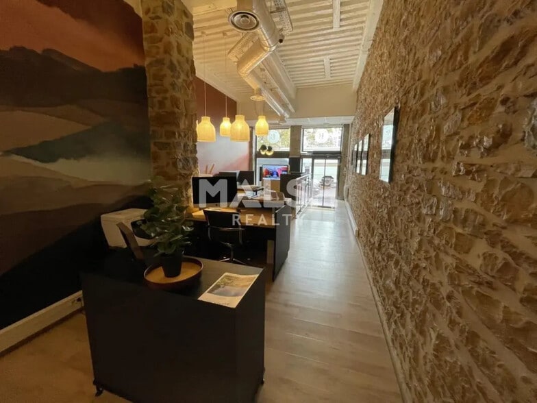Retail in Lyon for lease - Interior Photo - Image 1 of 5