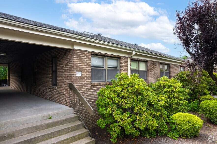 4 Terry Dr, Newtown, PA 18940