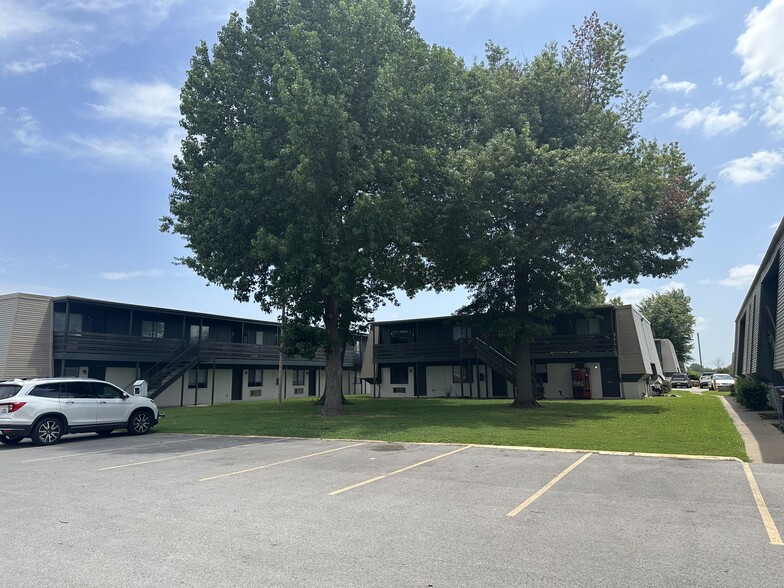 1701 S West End St, Springdale, AR for sale - Building Photo - Image 3 of 8
