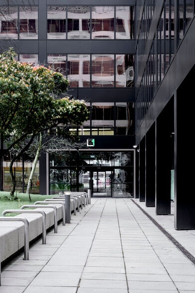 1 Newbridge Sq, Swindon for lease - Building Photo - Image 2 of 2