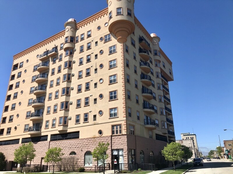 5710 4th Ave, Kenosha, WI for lease Building Photo- Image 1 of 17