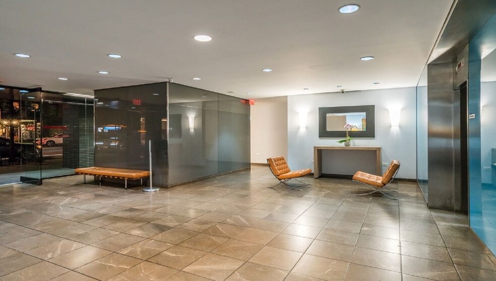 333 E 34th St, New York, NY for sale - Lobby - Image 2 of 6