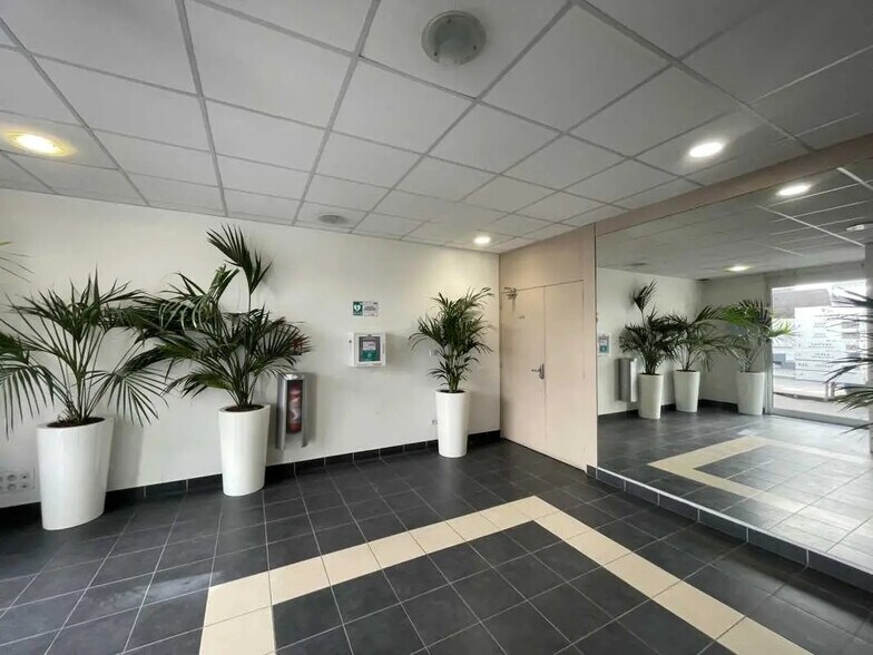 Flex in Montrouge for lease - Lobby - Image 2 of 7