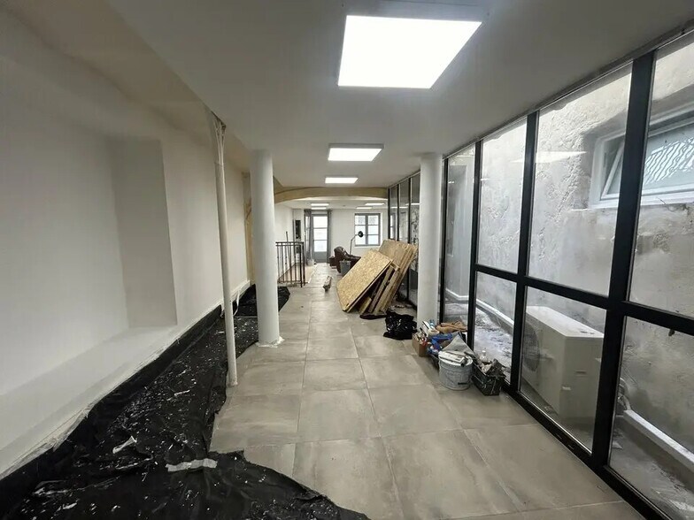 Office in Avignon for lease - Interior Photo - Image 2 of 7