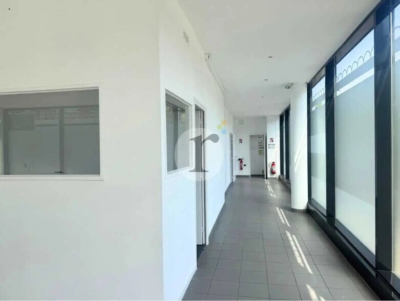 Retail in Lille for lease - Interior Photo - Image 2 of 4