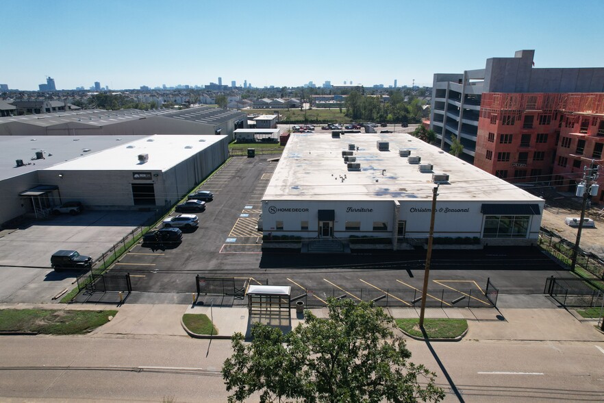 2821 W 11th St, Houston, TX for lease - Building Photo - Image 2 of 8