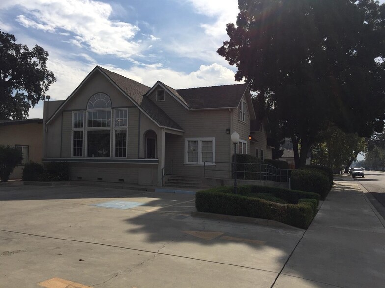 235 W Noble Ave, Visalia, CA for lease - Primary Photo - Image 1 of 6