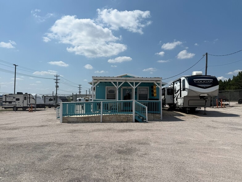 107 Bailey Ln, Liberty Hill, TX for lease - Building Photo - Image 3 of 8