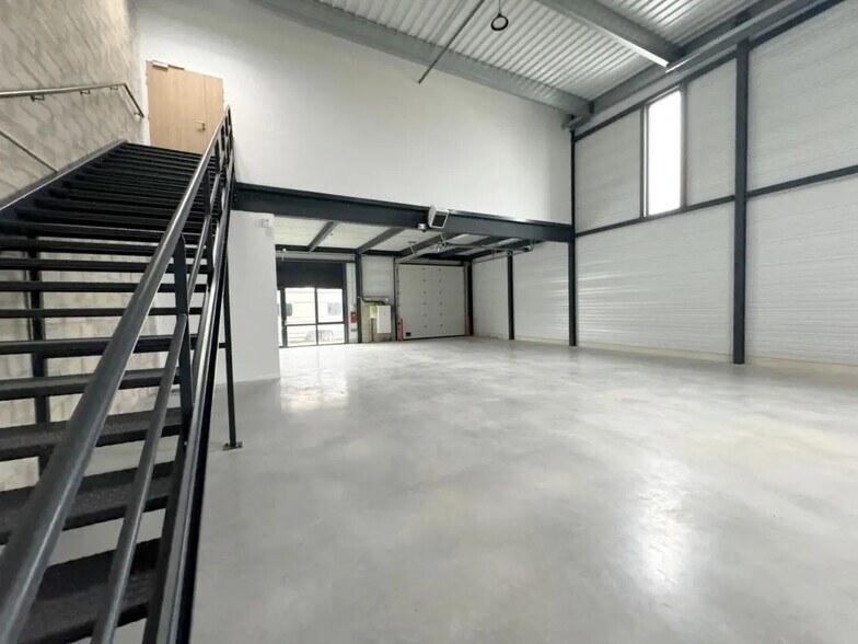 Office in Éragny for lease - Interior Photo - Image 1 of 16