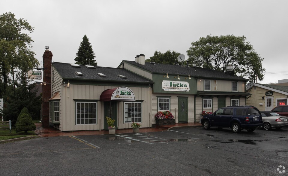 28 Oakland Ave, Port Jefferson, NY 11777 Office/Retail for Lease