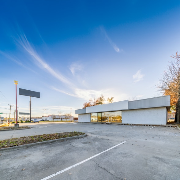 100 N Thompson St, Springdale, AR for sale - Building Photo - Image 2 of 6