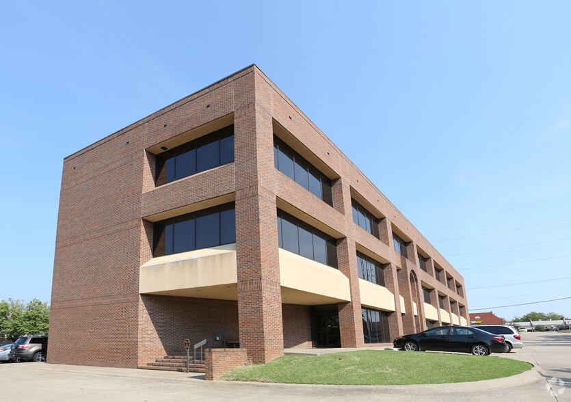 10421 W Markham St, Little Rock, AR for lease - Building Photo - Image 2 of 8