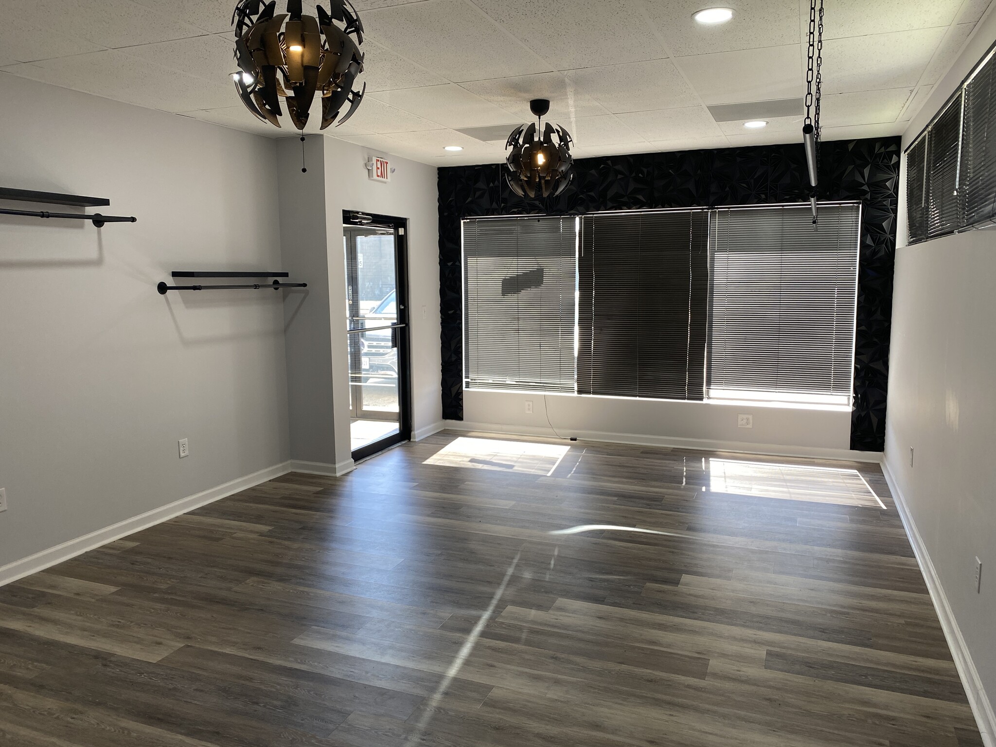 301-305 Main St, Newport News, VA for lease Building Photo- Image 1 of 7