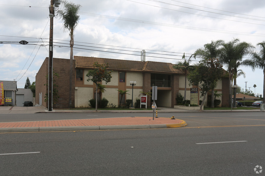 202 W Lincoln Ave, Orange, CA for lease - Building Photo - Image 3 of 5