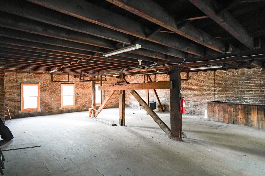 32 Chambers St, Newburgh, NY for sale - Interior Photo - Image 1 of 1