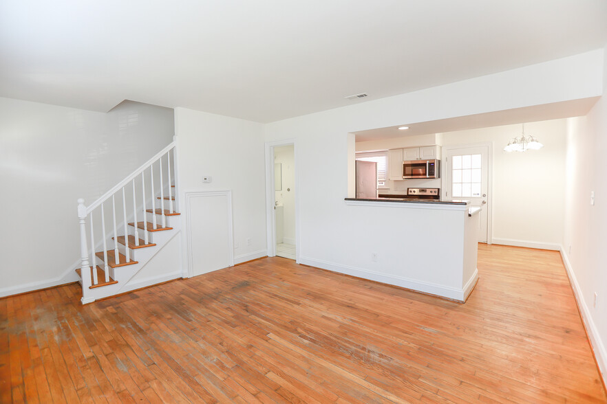 831 W Ocean View Ave, Norfolk, VA for sale - Interior Photo - Image 3 of 22