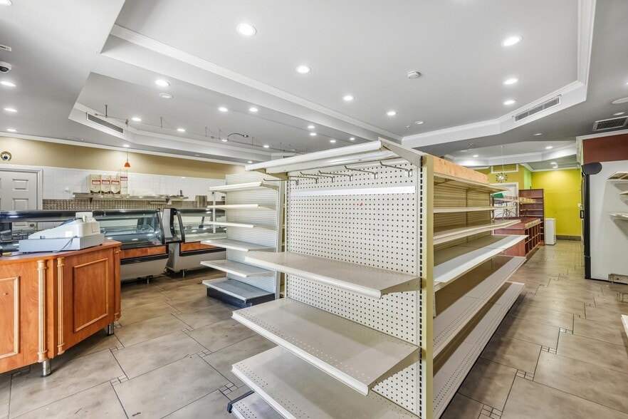 5075 Hollywood Blvd, Los Angeles, CA for lease - Building Photo - Image 3 of 15