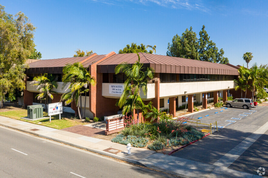 2112 E 4th St, Santa Ana, CA for lease - Building Photo - Image 1 of 15