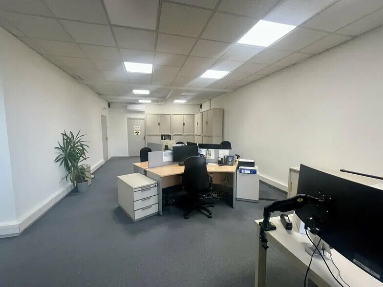 Office in Avignon for lease - Building Photo - Image 3 of 12