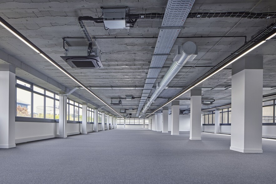 Nelson Gate, Southampton for lease - Interior Photo - Image 3 of 11