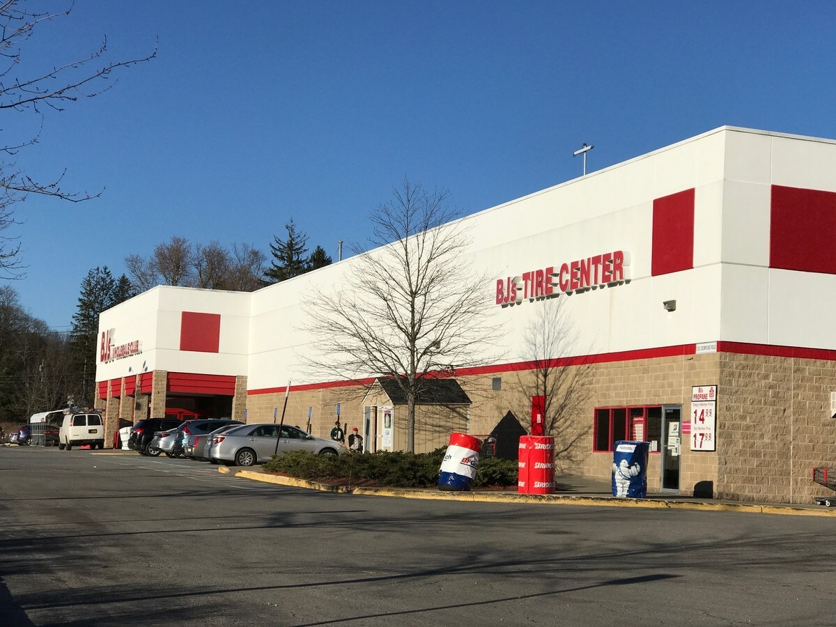 3333 Crompond Rd, Yorktown Heights, NY 10598 Staples Plaza