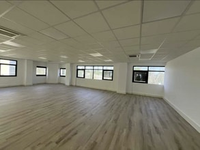 350 Avenue Jean-René Guillibert Gautier De La Lauzière, Aix-en-Provence for lease Interior Photo- Image 1 of 2