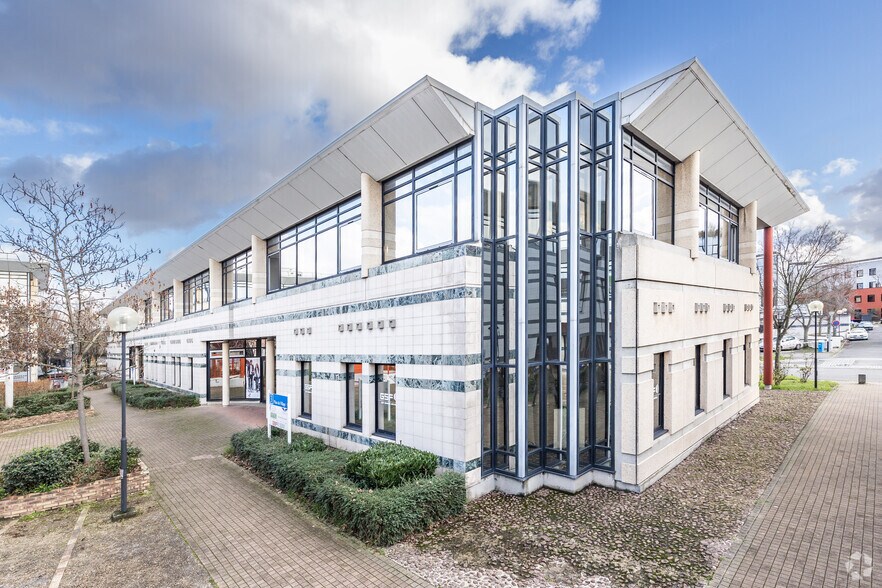 3 Place Du Village, Gennevilliers for sale - Primary Photo - Image 1 of 6