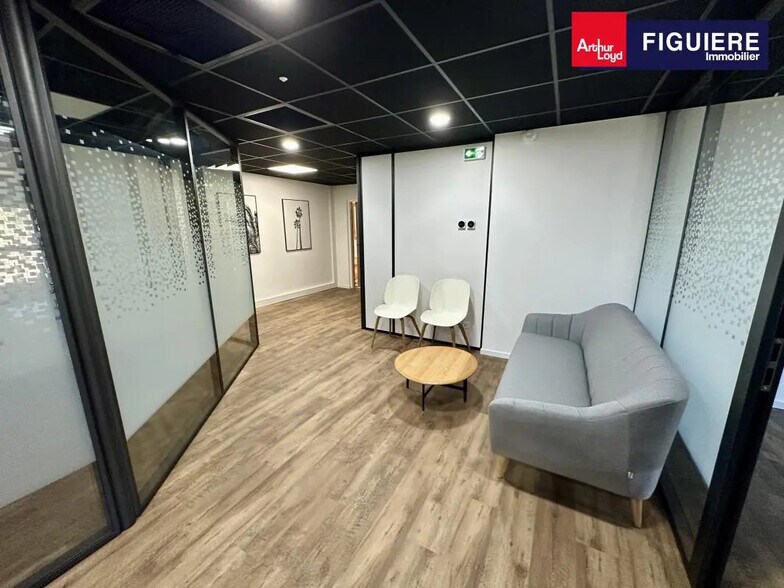 496 Avenue Henri Mauriat, Aix-en-Provence for lease - Interior Photo - Image 3 of 9