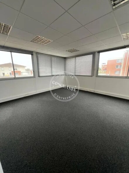 Office in Toulouse for lease - Interior Photo - Image 1 of 5
