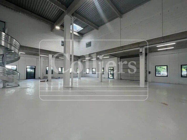 Office in Vitrolles for lease - Interior Photo - Image 2 of 9