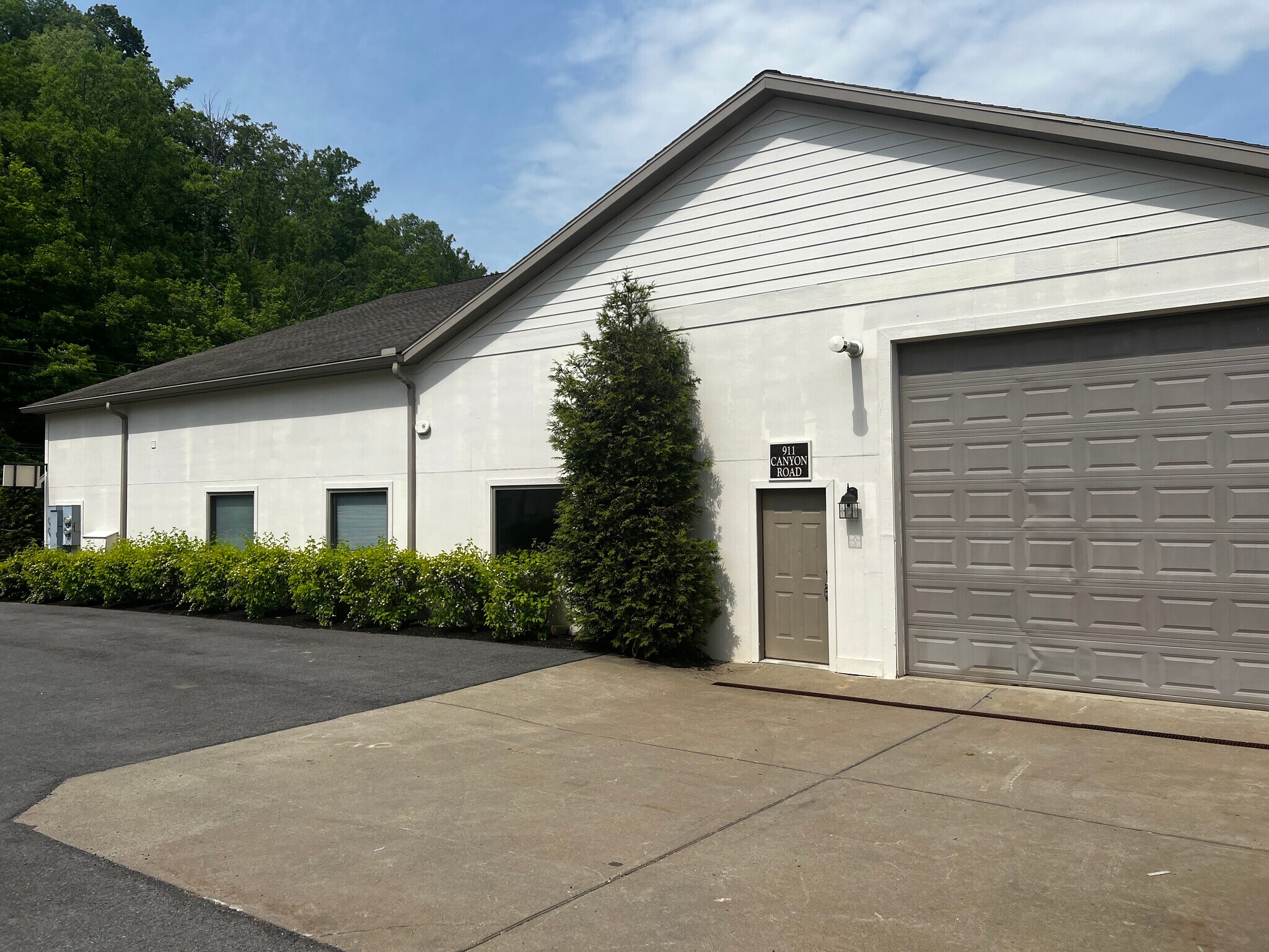 911 Canyon Rd, Morgantown, WV for sale Primary Photo- Image 1 of 1