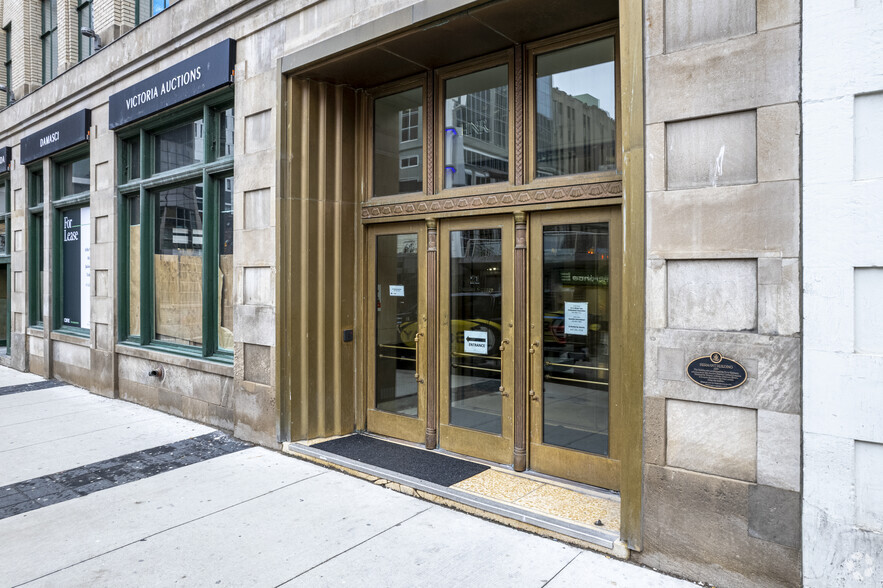 21 Dundas Sq, Toronto, ON for lease - Building Photo - Image 3 of 5