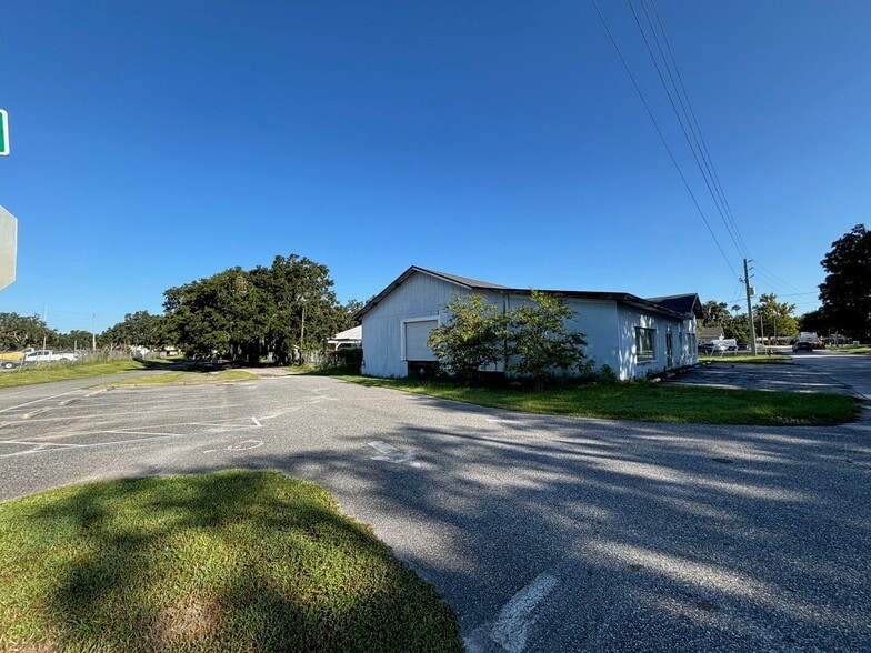2 Industrial Warehouses - 405 N 13th St portfolio of 2 properties for sale on LoopNet.com - Building Photo - Image 2 of 5